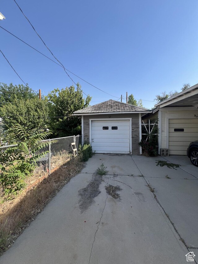 72 W 200 N, Price, UT 84501 - garage with driveway