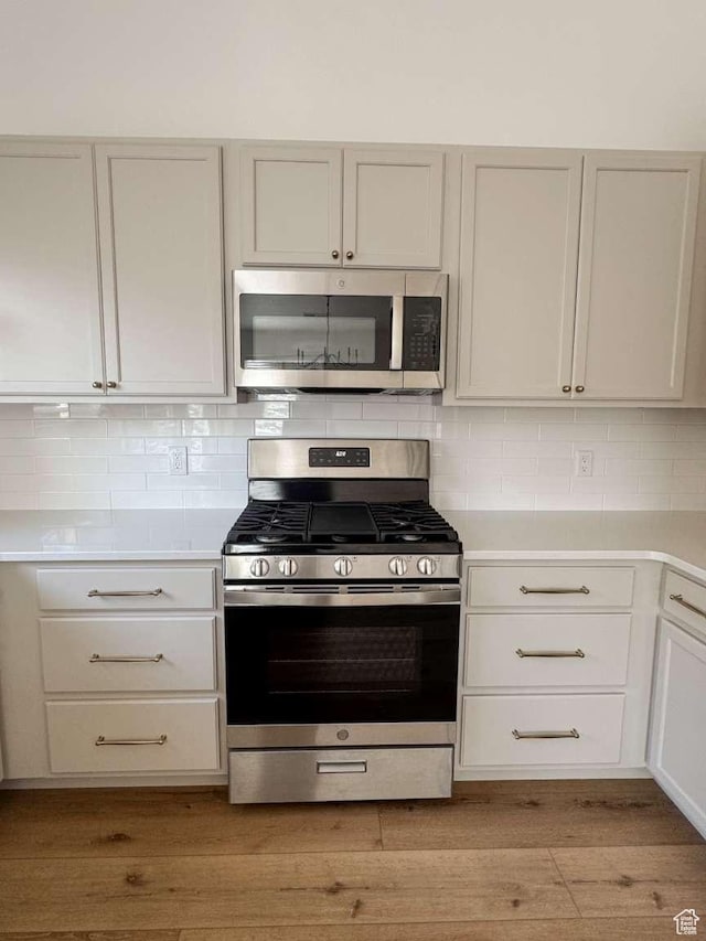 319 E 710 S, Ivins, UT 84738 - kitchen with stainless steel appliances, light countertops, light wood-type flooring, and backsplash