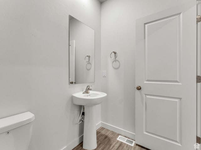 937 W Purpledisk Ct, Saratoga Springs, UT 84045 - half bath featuring baseboards and wood finished floors