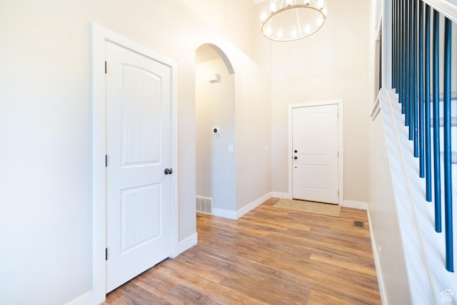 986 View Crest Ln, Kaysville, UT 84037 - entryway featuring arched walkways, a chandelier, and light wood-style floors