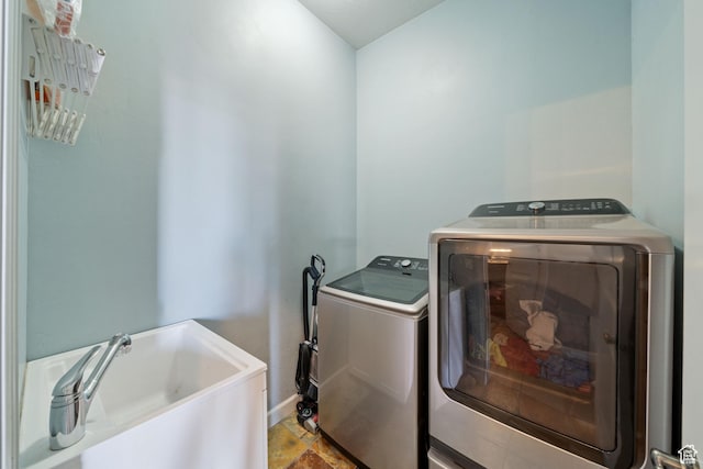 2752 E 50 S, St George, UT 84790 - laundry room featuring separate washer and dryer and baseboards