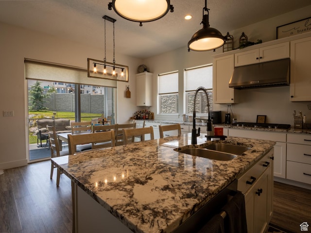 4821 W Juniper Bend Cir Unit 101, Herriman, UT 84096 - kitchen featuring under cabinet range hood, white cabinetry, dark wood-type flooring, a textured ceiling, and recessed lighting