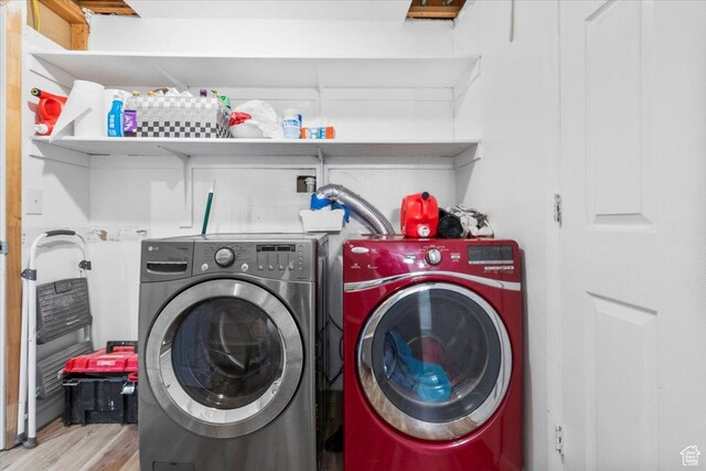 360 S 300 E, Ephraim, UT 84627 - laundry room with washer and dryer and wood finished floors