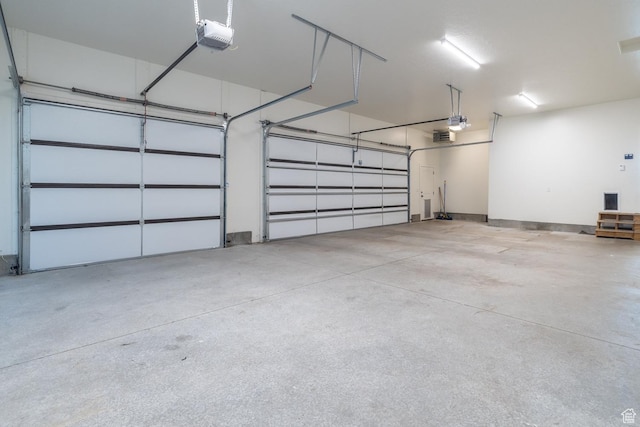 10371 N 400 W, Roosevelt, UT 84066 - garage with a garage door opener