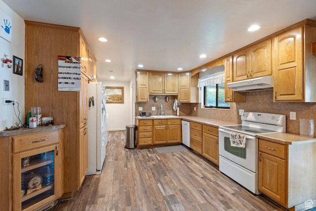 961 Hillview Rd, Brigham City, UT 84302 - kitchen featuring white appliances, under cabinet range hood, wood finished floors, backsplash, and recessed lighting