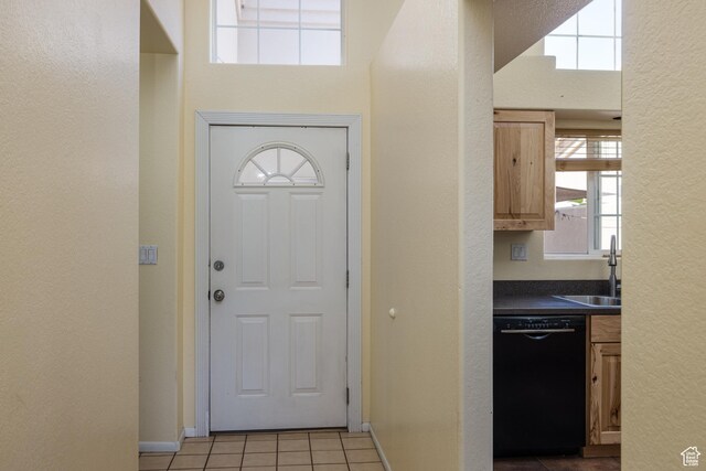 542 W Hale Ave, Moab, UT 84532 - foyer entrance with a textured wall and light tile patterned flooring