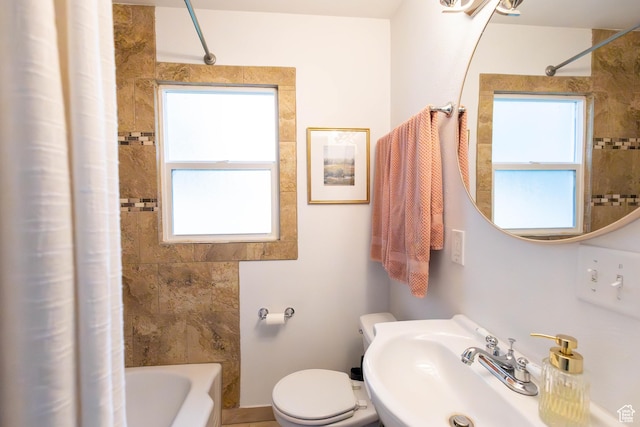 275 N 500 W, Price, UT 84501 - full bath with shower / bath combination with curtain and plenty of natural light