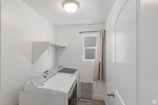 194 N Valcrest Dr, Saratoga Springs, UT 84045 - laundry room with independent washer and dryer, wood finished floors, and a textured ceiling
