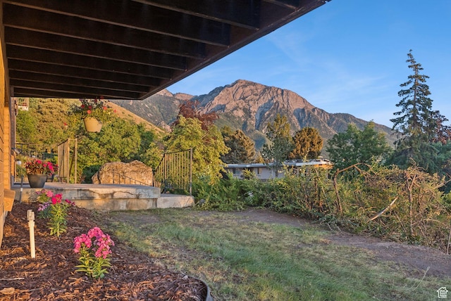 3327 S Crestwood Dr, Salt Lake City, UT 84109 - view of yard featuring a mountain view
