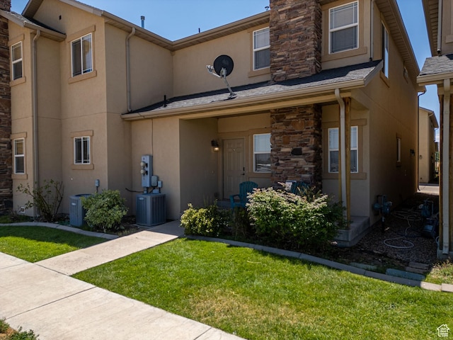 392 E 700 S Unit H, Vernal, UT 84078 - view of front facade with stucco siding, a front yard, and stone siding