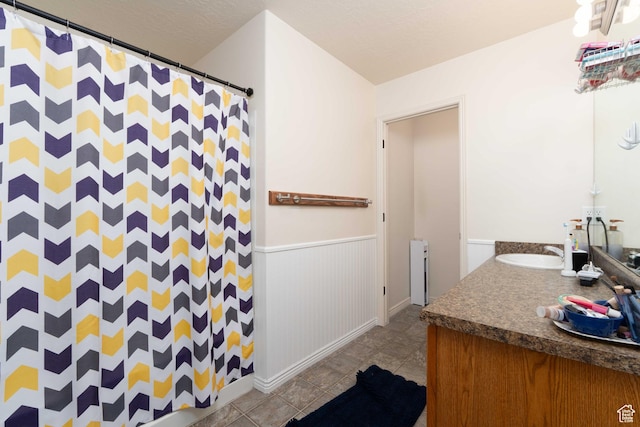 392 E 700 S Unit H, Vernal, UT 84078 - full bathroom with vanity, wainscoting, and a shower with curtain