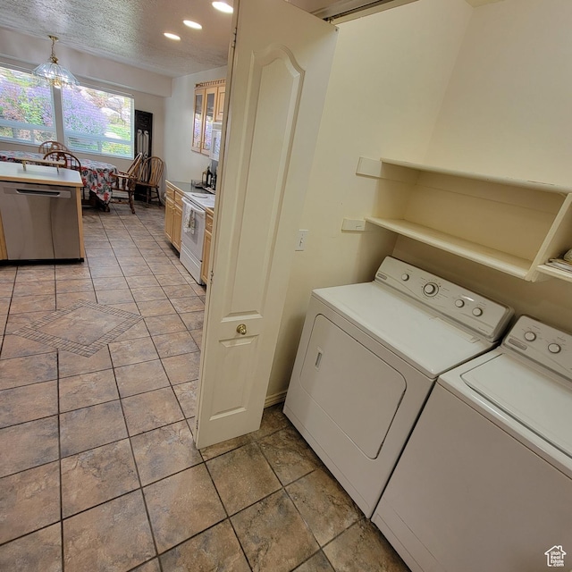 5272 S 1035 E, South Ogden, UT 84403 - washroom featuring washing machine and clothes dryer, recessed lighting, and a textured ceiling