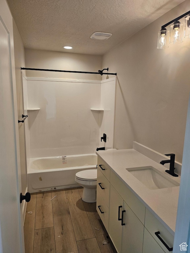 1569 N 300 E, Nephi, UT 84648 - bathroom with a textured ceiling, vanity, shower / tub combination, wood finished floors, and recessed lighting