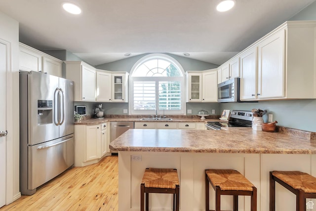 314 E 1290 S, Payson, UT 84651 - kitchen with appliances with stainless steel finishes, a peninsula, light wood finished floors, glass insert cabinets, and vaulted ceiling