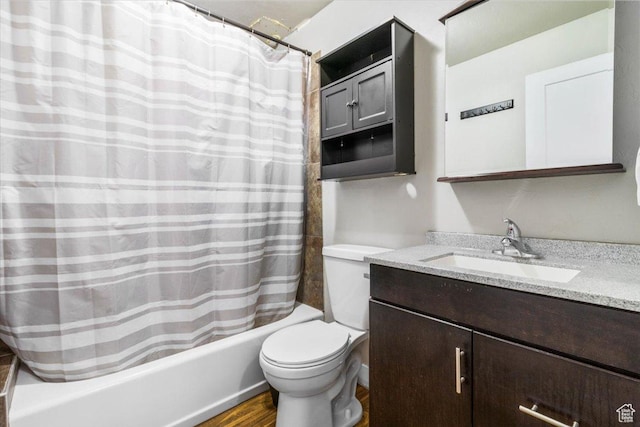 670 N 400 E, Nephi, UT 84648 - bathroom with vanity, shower / tub combo with curtain, and wood finished floors