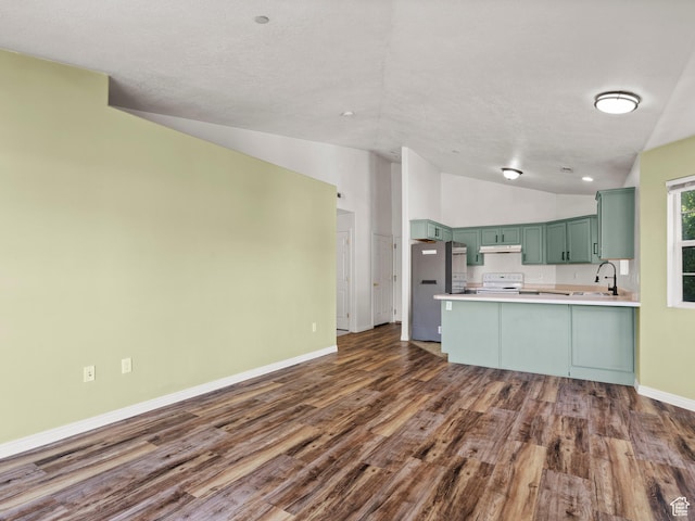 2119 N Aurora Way Unit F, Saratoga Springs, UT 84045 - kitchen featuring green cabinetry, vaulted ceiling, electric stove, a peninsula, and under cabinet range hood