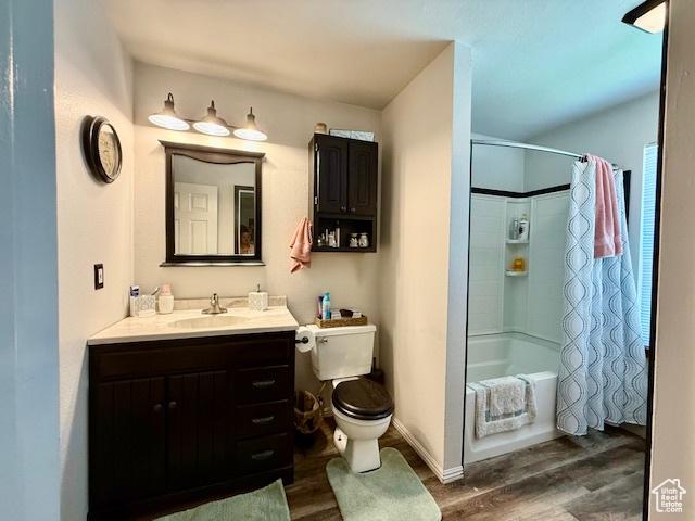 536 N Sundance Cir, Vernal, UT 84078 - full bath featuring wood finished floors, vanity, and shower / bath combo