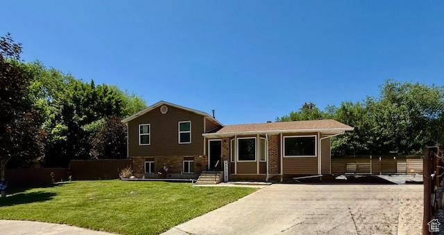 536 N Sundance Cir, Vernal, UT 84078 - tri-level home featuring concrete driveway