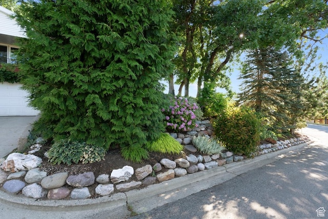 2793 S Davis Blvd, Bountiful, UT 84010 - view of side of home with a garage
