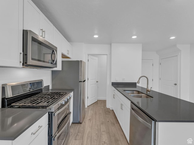 1206 W Summit Ridge Pkwy S Unit 182, Santaquin, UT 84655 - kitchen with appliances with stainless steel finishes, dark countertops, light wood finished floors, recessed lighting, and a peninsula