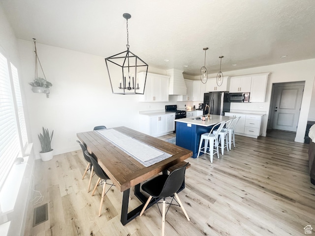 291 W 950 S, Vernal, UT 84078 - dining area with light wood-type flooring and a chandelier