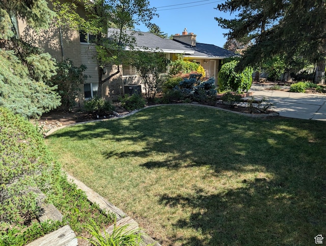7481 S Castle Hill Cir, Cottonwood Heights, UT 84121 - view of grassy yard featuring driveway