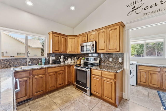 562 E 260 S, Midway, UT 84049 - kitchen featuring stainless steel appliances, washer / clothes dryer, decorative backsplash, brown cabinets, and recessed lighting