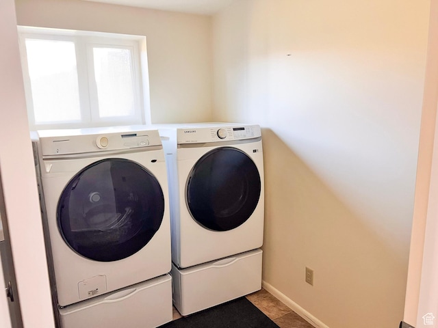 2072 W 5075 S, Roy, UT 84067 - laundry area featuring washing machine and dryer and baseboards
