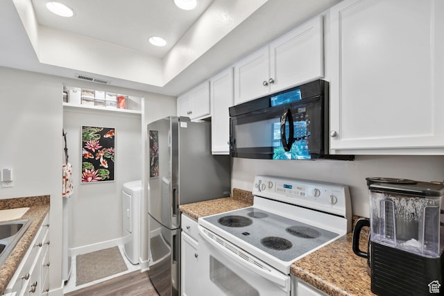 1289 E Ridge Meadow Ln S Unit 8S, Cottonwood Heights, UT 84047 - kitchen featuring electric stove, black microwave, wood finished floors, white cabinetry, and recessed lighting