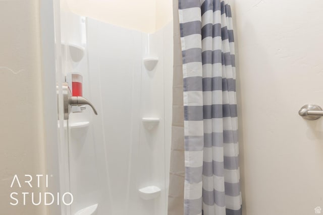 785 N Homestead St, Hildale, UT 84784 - bathroom featuring a shower with curtain