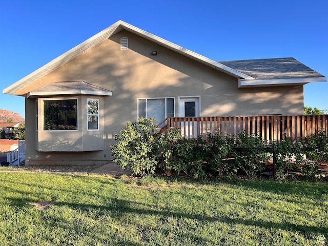 785 N Homestead St, Hildale, UT 84784 - view of side of home with a lawn, stucco siding, and roof with shingles