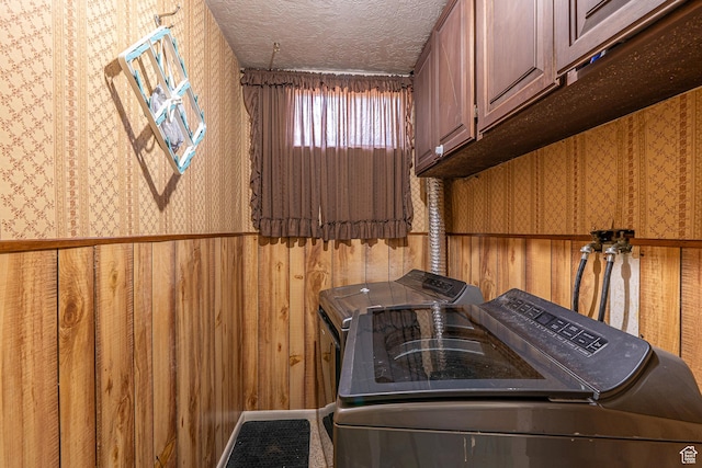 570 N 400 W, Logan, UT 84321 - laundry room featuring washer and clothes dryer, cabinet space, wallpapered walls, and a textured ceiling