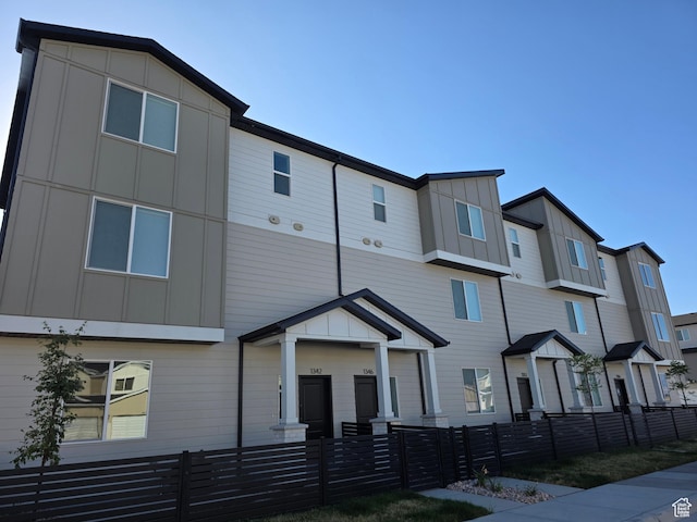 1343 N 1390 E Unit 27-104, Payson, UT 84651 - view of building exterior with a fenced front yard