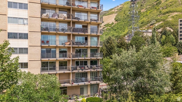 875 S Donner Way E Unit 302, Salt Lake City, UT 84108 - view of apartment building / complex featuring a mountain view
