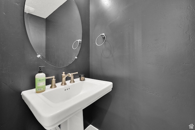 10376 S Beetdigger Blvd, Sandy, UT 84070 - bathroom with a sink