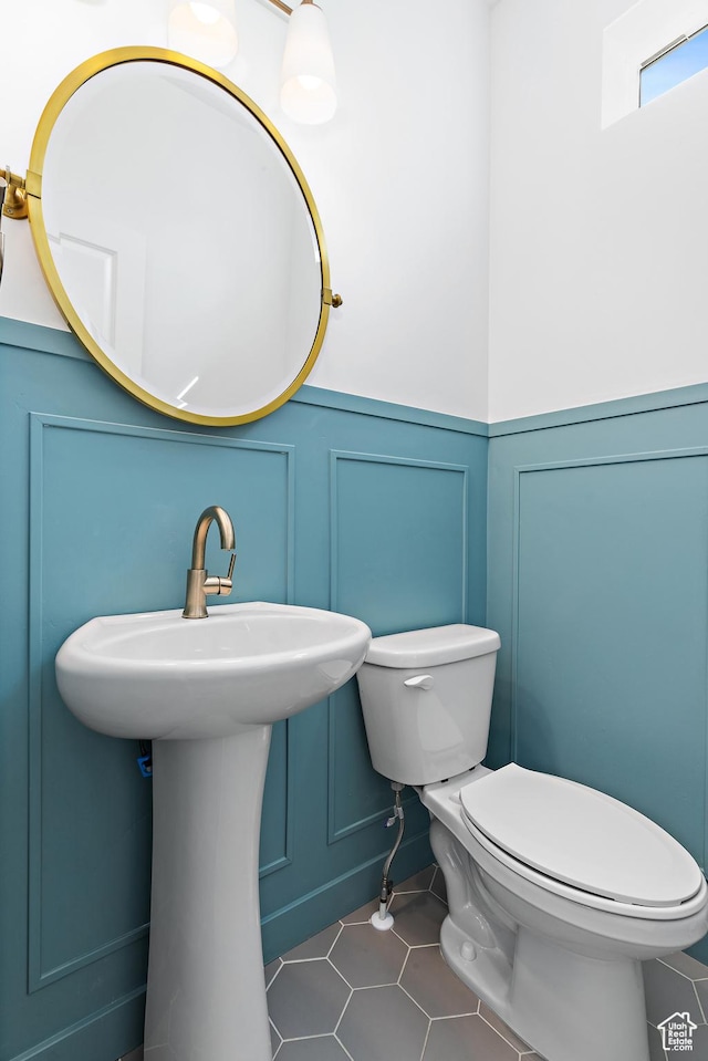 4397 W Bromwell Ct, Lehi, UT 84043 - bathroom featuring a decorative wall, tile patterned floors, and a wainscoted wall