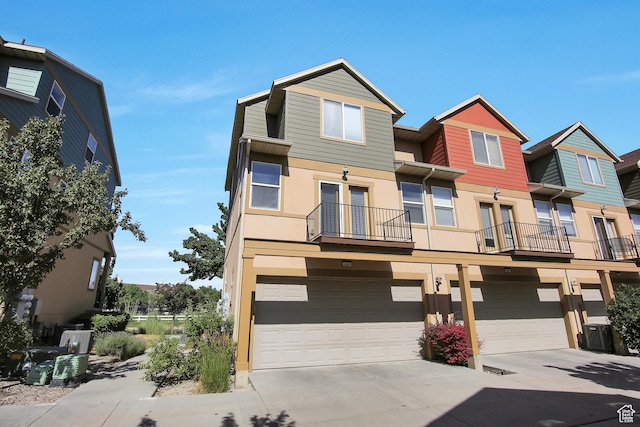 888 N Shepard Creek Pkwy W, Farmington, UT 84025 - multi unit property with driveway, stucco siding, a garage, and a balcony