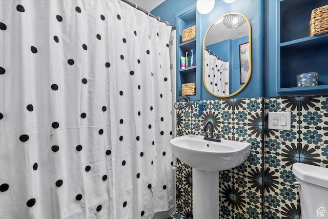 670 E 400 S, Payson, UT 84651 - full bathroom featuring toilet and a shower with curtain