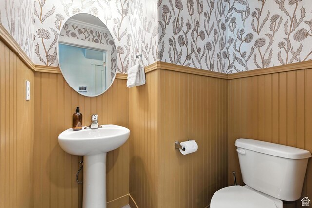356 N Starboard Ln Unit 1555, Saratoga Springs, UT 84045 - bathroom featuring wallpapered walls