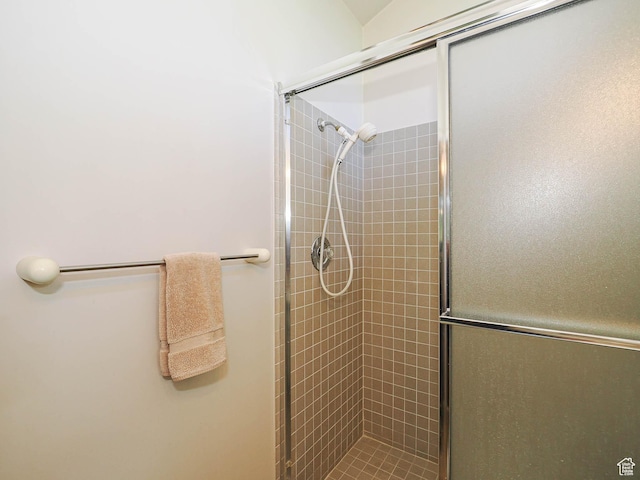 3348 E Splendor Cir, Holladay, UT 84124 - bathroom featuring a tile shower