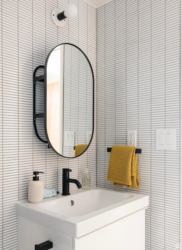 673 E 6th Ave, Salt Lake City, UT 84103 - bathroom with tile walls