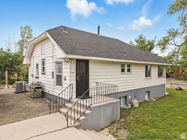 188 E 100 S, Santaquin, UT 84655 - rear view of house with a shingled roof and a yard