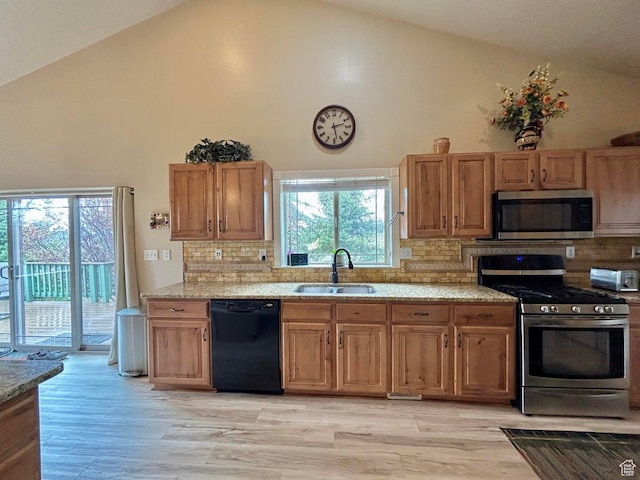 4140 W 975 S, Cedar City, UT 84720 - kitchen with stainless steel appliances, high vaulted ceiling, tasteful backsplash, plenty of natural light, and light wood-style floors