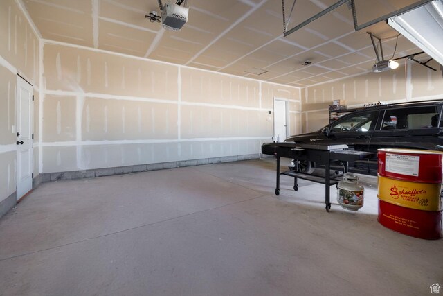 933 S 250 W, Vernal, UT 84078 - garage with a garage door opener