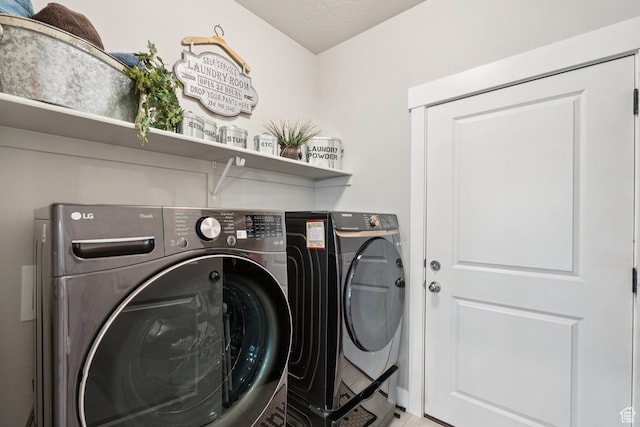 287 S Hayes Well Ln, Saratoga Springs, UT 84045 - laundry room featuring washing machine and dryer