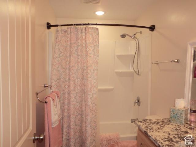 320 S 1125 W, Parowan, UT 84761 - full bath with vanity and shower / tub combo with curtain