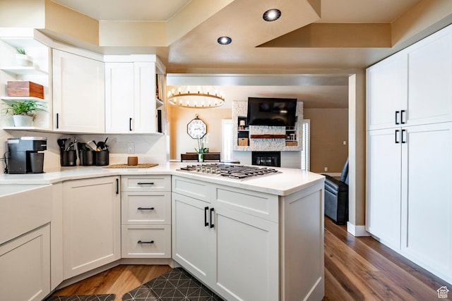 534 E 1400th St S, Bountiful, UT 84010 - kitchen with open shelves, stainless steel gas stovetop, wood finished floors, a peninsula, and recessed lighting