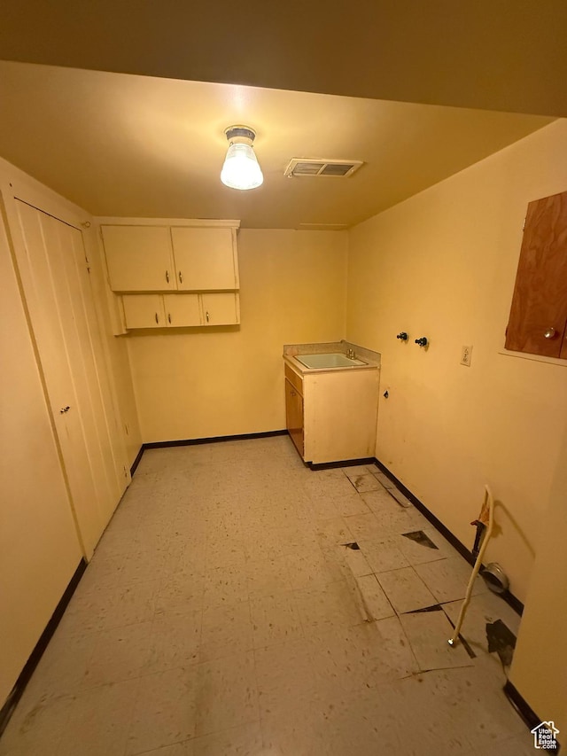 5166 S 2150 W, Roy, UT 84067 - laundry room featuring baseboards and a sink