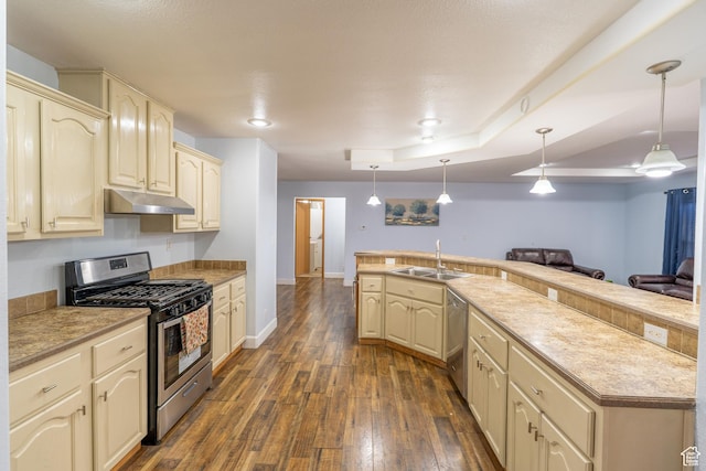 975 S 400 E, Moab, UT 84532 - kitchen featuring stainless steel appliances, cream cabinetry, under cabinet range hood, dark wood-style flooring, and open floor plan