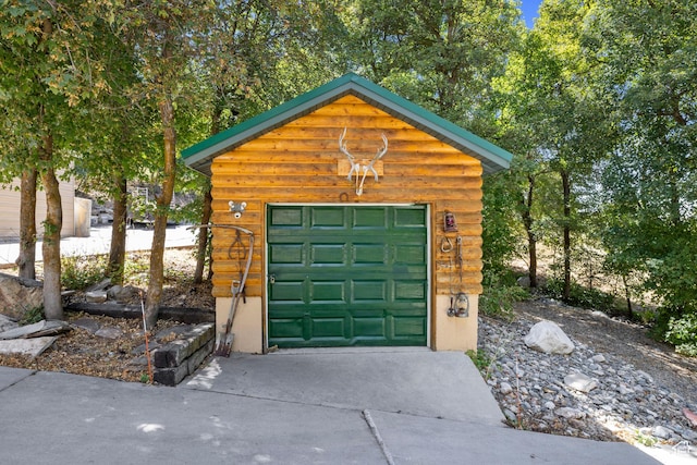 610 S Maple Dr, Woodland Hills, UT 84653 - detached garage featuring driveway